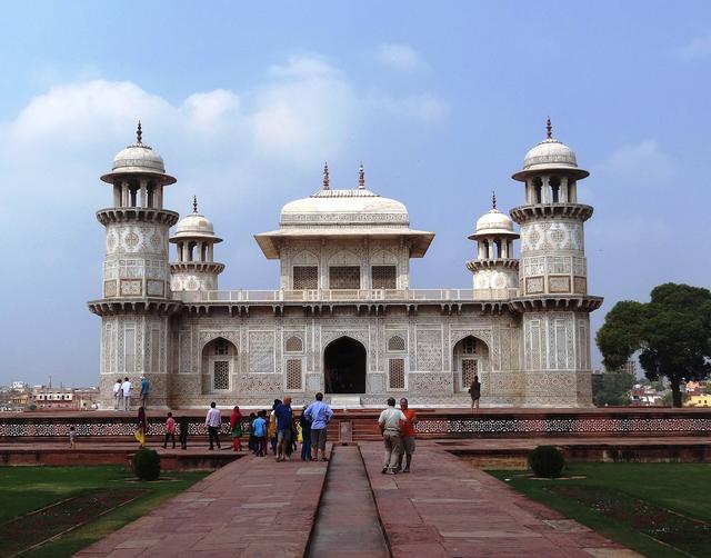 Tomb of Itmaduddaulah (Agra, where the college is located)