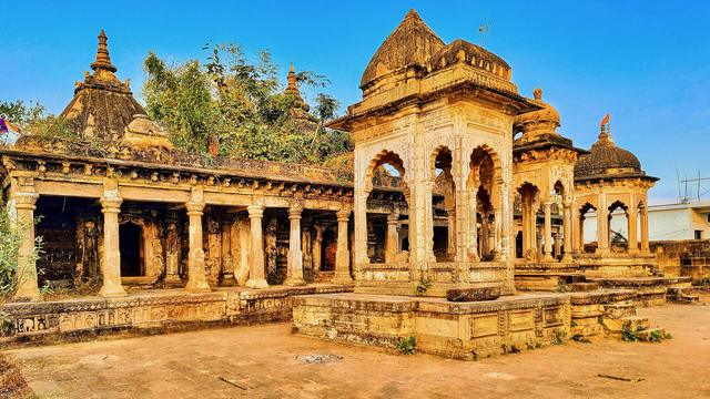 0012023 Shiva temple and Chhatris, Bhandara Maharashtra (Bhandara, where the college is located)