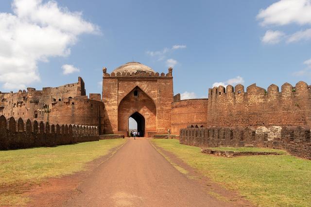 Gumbaz Darwaza of the Bidar fort (Bidar, where the college is located)