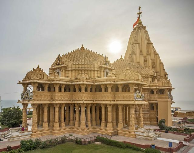 Somanath mandir (cropped) (Gujarat, where the college is located)