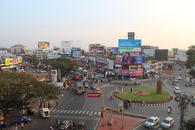 ഗാന്ധി സെർക്കിൾ,കാൽടെക്സ് (Kannur, where the college is located)