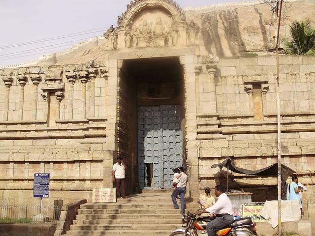நாமக்கலில் உள்ள நரசிம்மர் ஆலயம் (Namakkal, where the college is located)