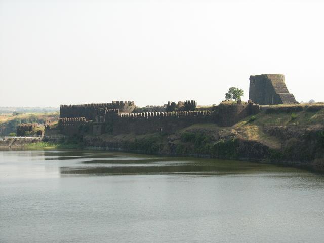 Inner reservoir with fortifications, Naldurg fort (Osmanabad, where the college is located)