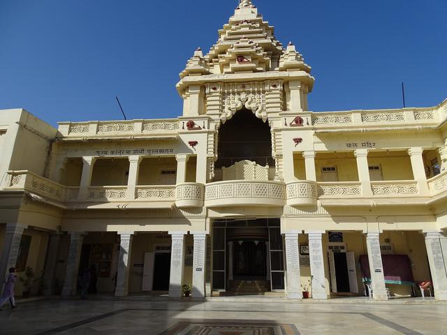The main memorial near the house (Porbandar, where the college is located)