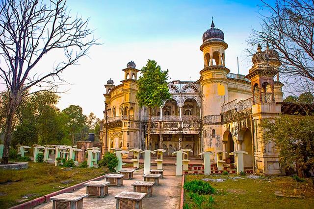 Vyankat Bhawan (Rewa, where the college is located)