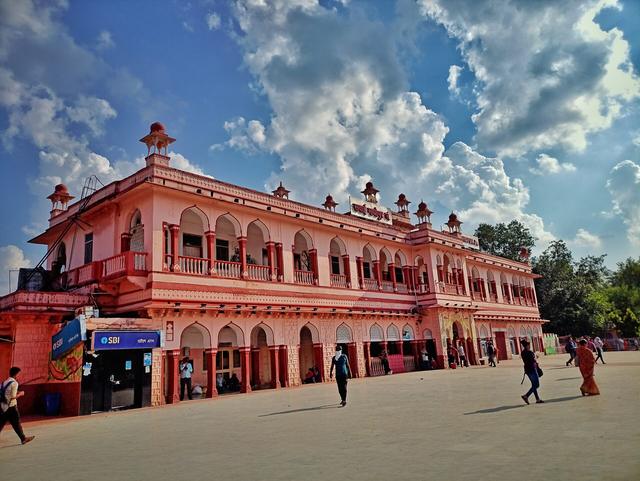 Sawai Madhopur Junction Railway Station (Sawai Madhopur, where the college is located)