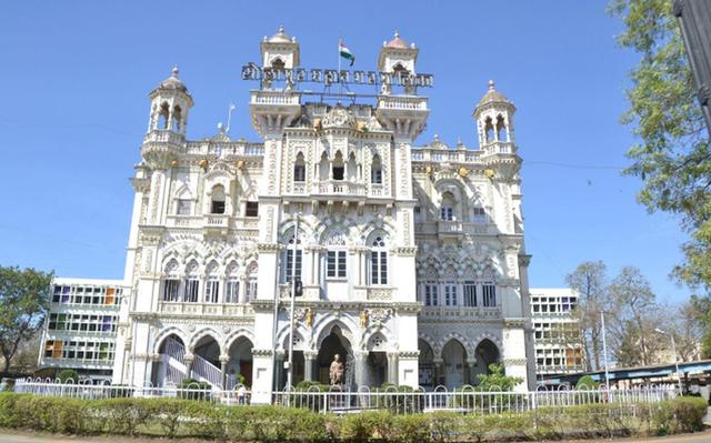 Solapur Municipal Corporation building, Indra Bhuvan credit Alka Kshirsagar (Solapur, where the college is located)