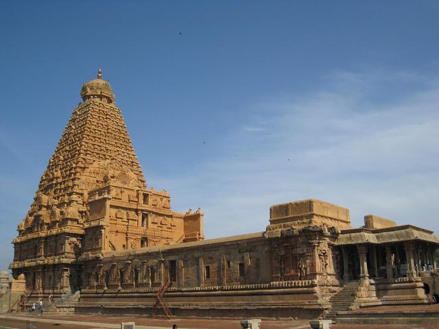 Left side view Brihadeeswara (Tamil Nadu, where the college is located)