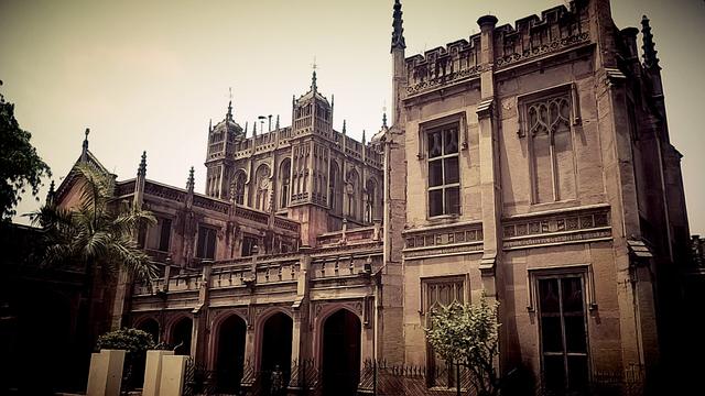 Sampurnanand Sanskrit University left gate (Varansi, where the college is located)